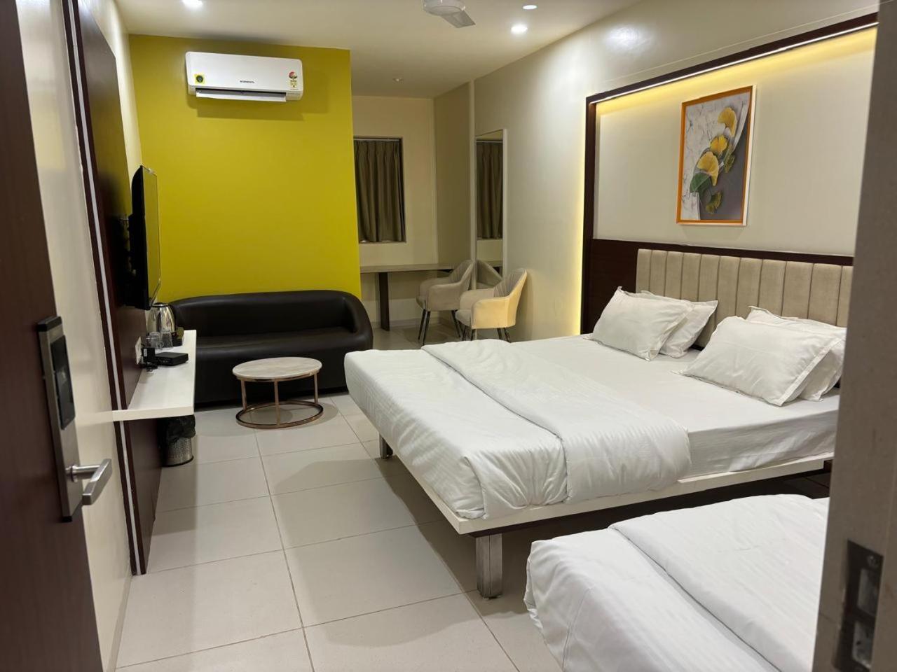 Hotel Haldi Нашик Екстериор снимка