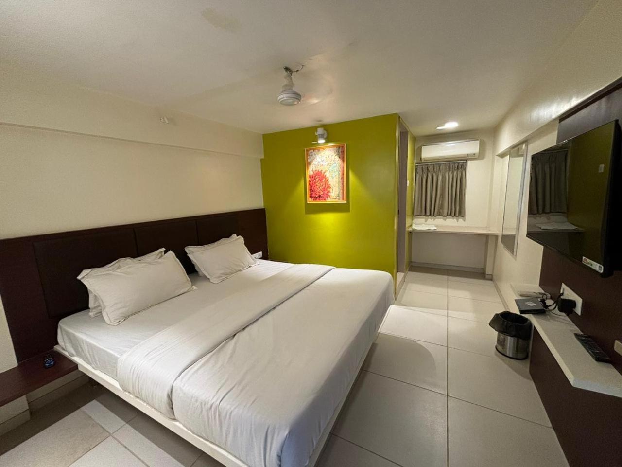 Hotel Haldi Нашик Екстериор снимка