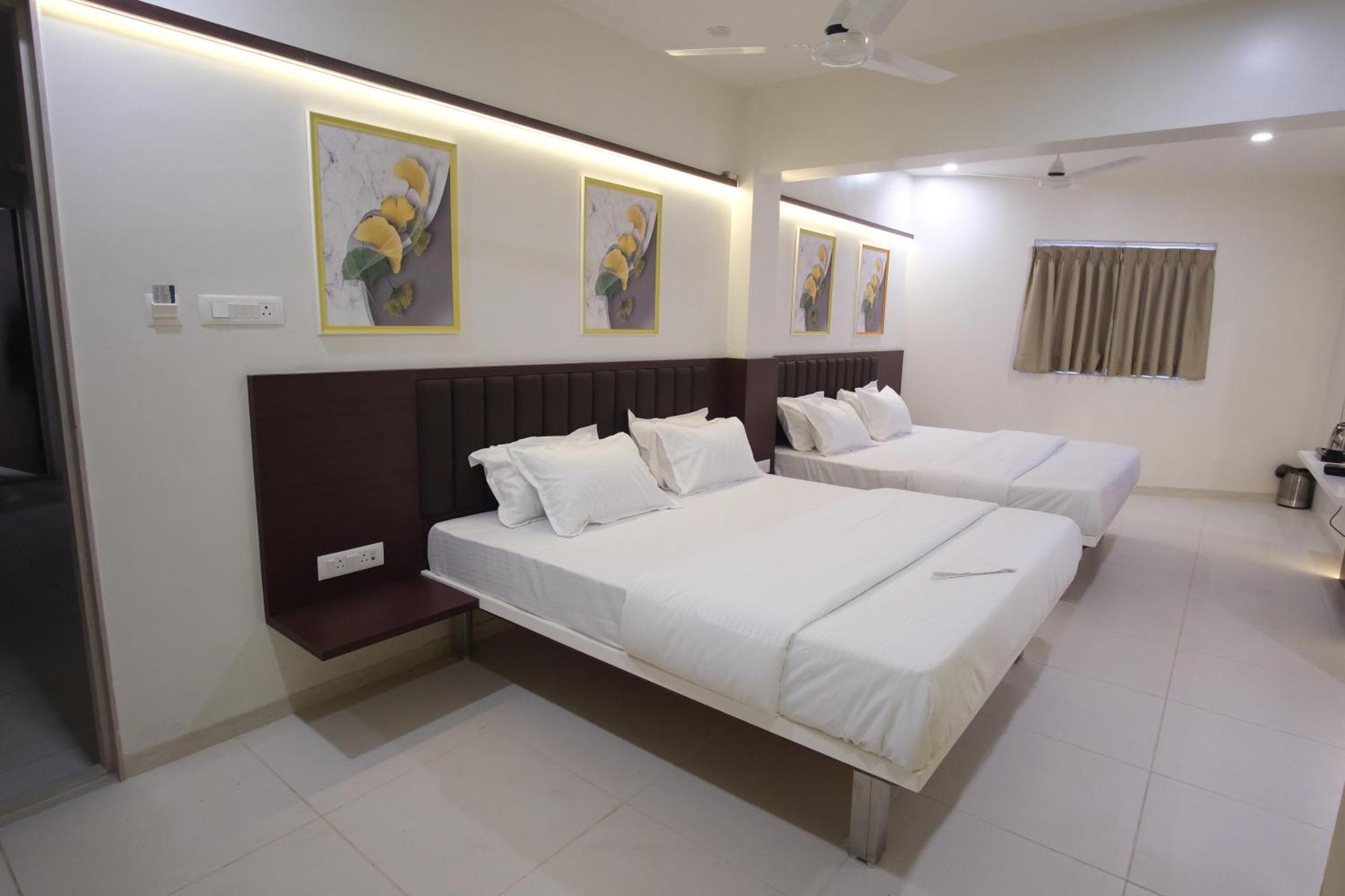 Hotel Haldi Нашик Екстериор снимка