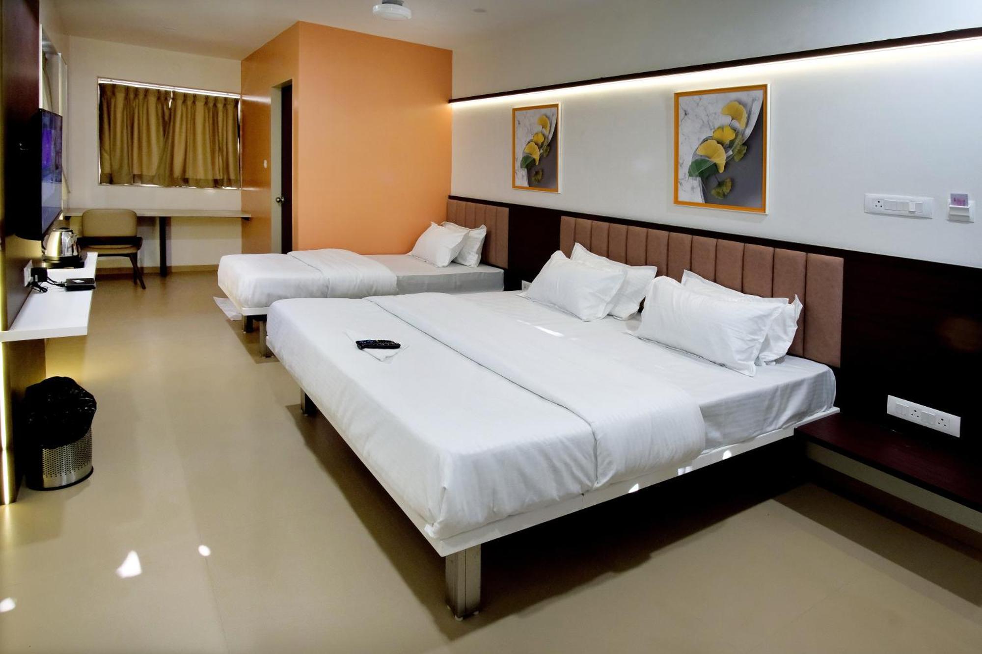 Hotel Haldi Нашик Екстериор снимка