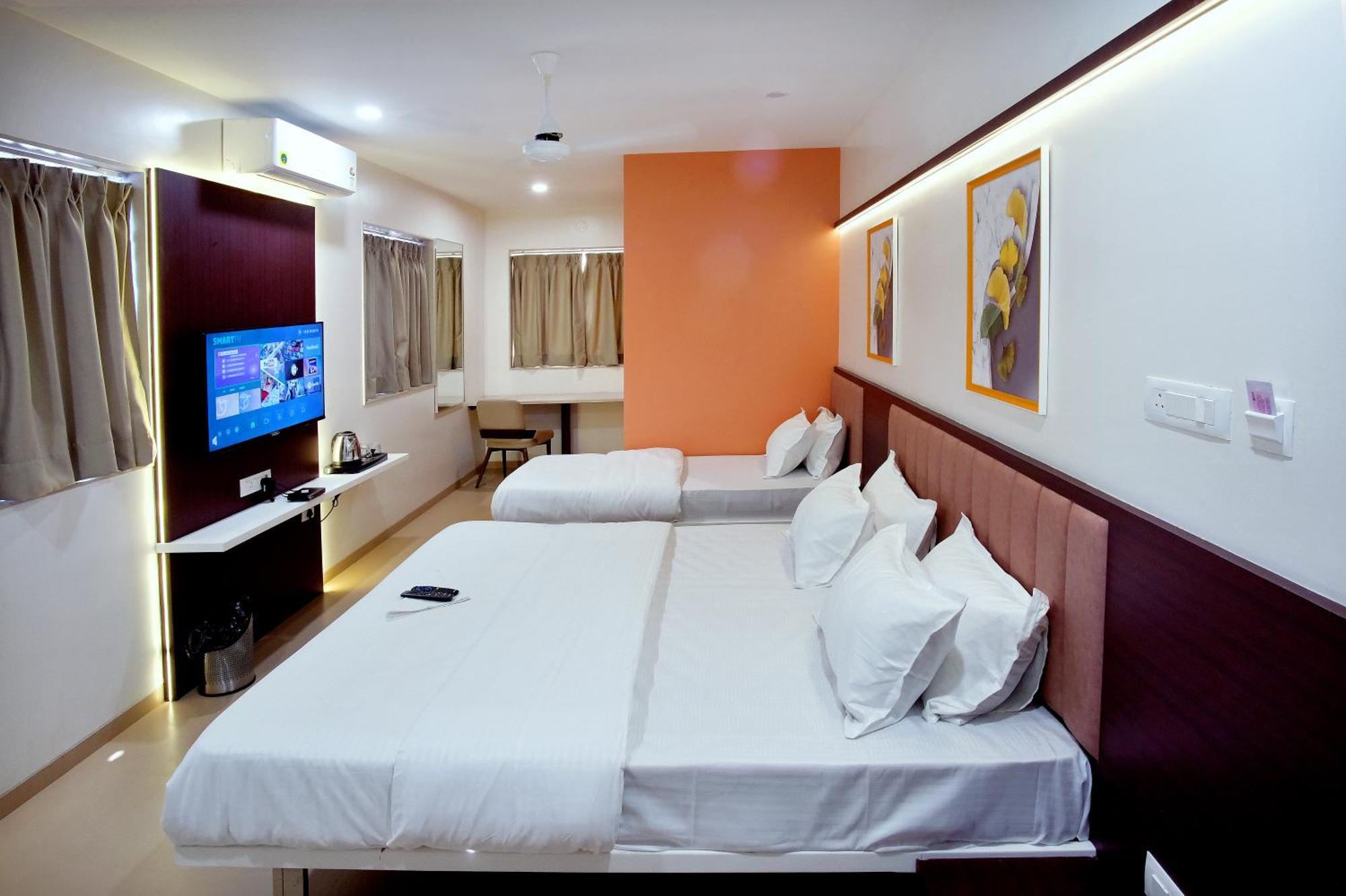 Hotel Haldi Нашик Екстериор снимка
